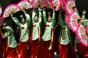 Danseuses de Buchaechum portant un Dang Jeogori