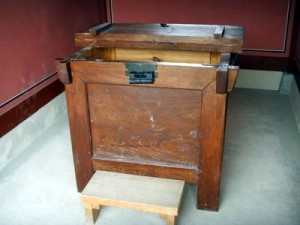 Malle à riz dans laquelle il fut enfermé et mourut