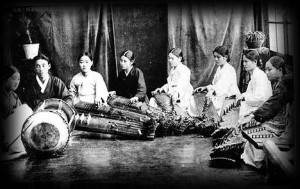 Gisaeng apprenant la musique