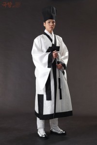 Etudiant Yangban sous Joseon portant un Hakchangui