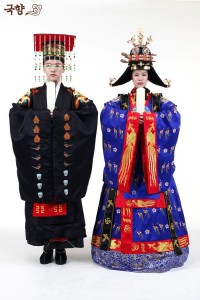 Myeongbok porté par le roi et Daeryebok porté par la reine lors de cérémonies religieuses