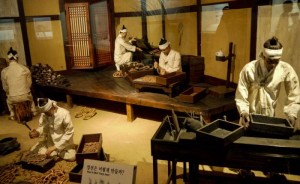 scène de préparation de la poudre à canon et des Singijeon